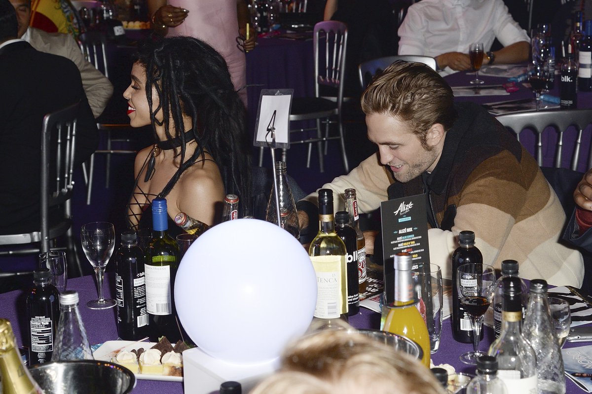 FastFashionShoe's tweet photo. Robert Pattinson Flashes an Infectious Smile During a Night Out With FKA Twigs #ffshoes https://t.co/NYeDBPUB74 https://t.co/yp9yrzMzys