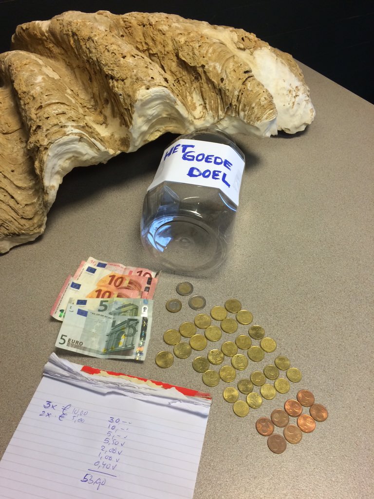 hkorbee's tweet photo. Opbrengst potje "voor het goede doel" tijdens #twuinbijt #FHTF2015 € 53,90 Kika ! https://t.co/NLlfWlbGWK