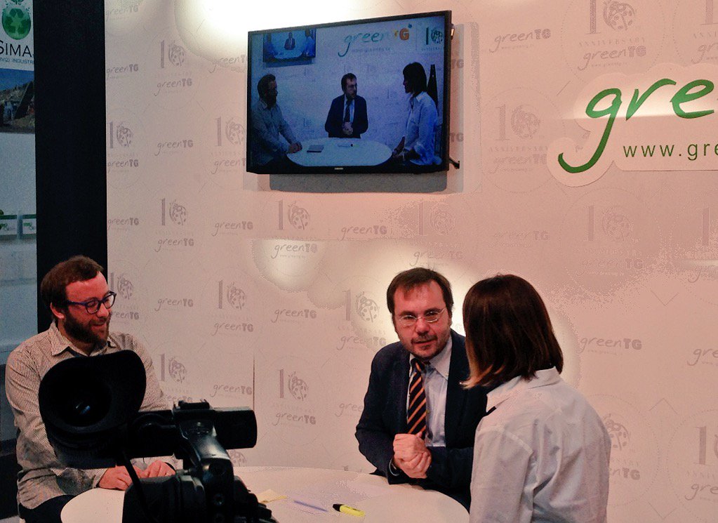 fraseero's tweet photo. Con Simona Corna @greentirepfu al @Greentg_ @Ecomondo per parlare di #KeepCleanAndRun #pulisciecorri @LetsCleanUpEU https://t.co/5yJKNTQVRq
