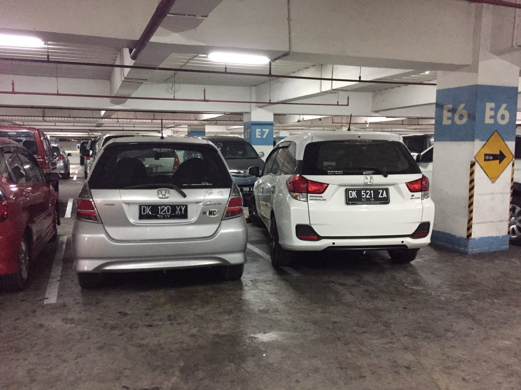 😠 “<a href="/robert_at/">Robert Alexander</a> #parkirlubangsat uda nongol pantat nginjek garis pula !!! ”