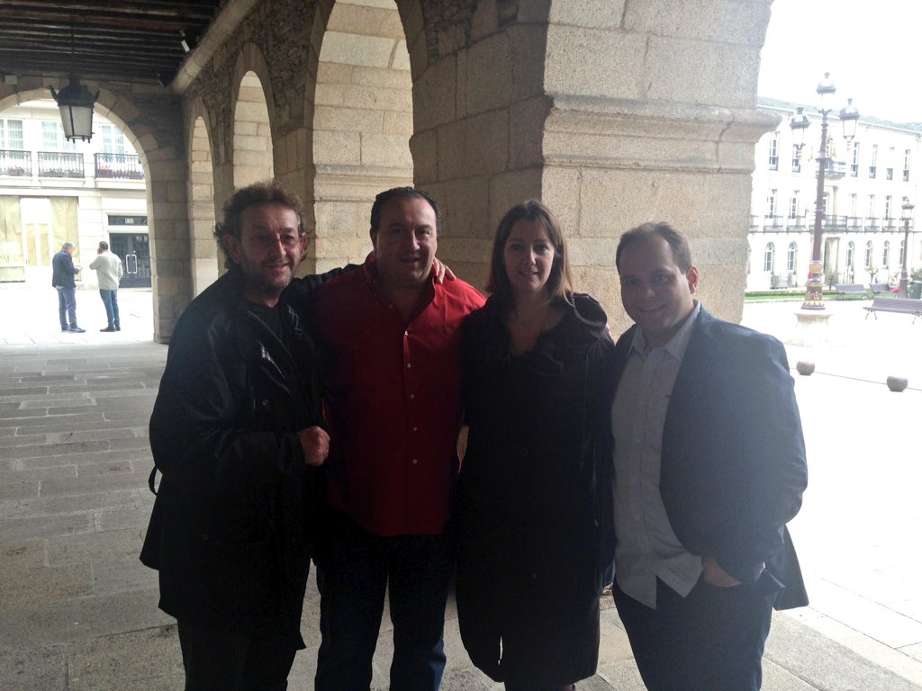 SastrePaco's tweet photo. Con @eparacomerlugo ,con la concejala de cultura👏,la alcaldesa👍,#chechereal #APEHL @quiquerodrig @RevistaBENBO LUJO! https://t.co/D0BY7uKgxZ