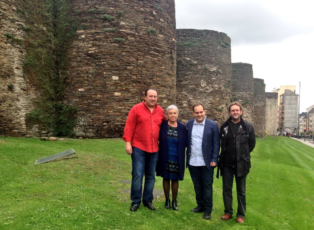 SastrePaco's tweet photo. Con @eparacomerlugo ,con la concejala de cultura👏,la alcaldesa👍,#chechereal #APEHL @quiquerodrig @RevistaBENBO LUJO! https://t.co/D0BY7uKgxZ
