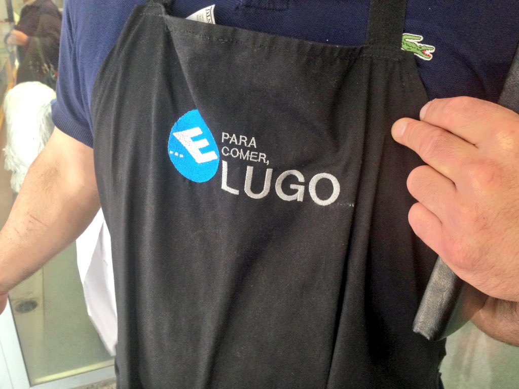 SastrePaco's tweet photo. Con @eparacomerlugo ,con la concejala de cultura👏,la alcaldesa👍,#chechereal #APEHL @quiquerodrig @RevistaBENBO LUJO! https://t.co/D0BY7uKgxZ