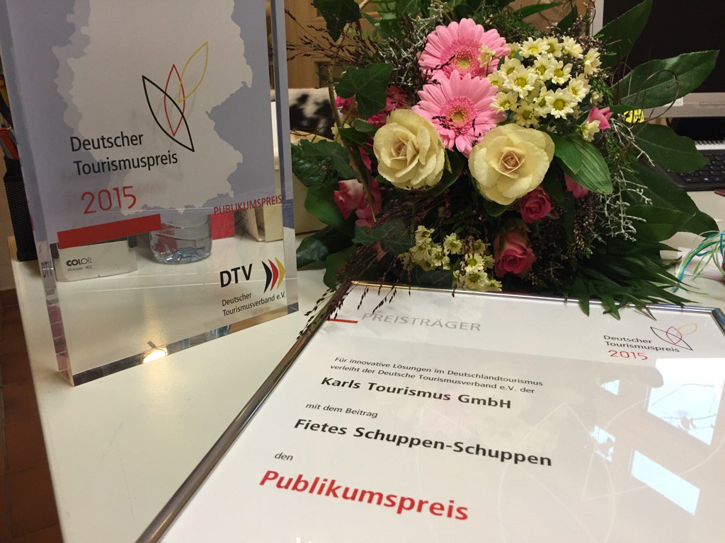 KarlsErdbeerhof's tweet photo. Hurra, unser Schuppen-Schuppen hat den Deutschen Tourismuspreis in der Kat. "Publikumspreis" gewonnen. #dtt15 #dtp15 https://t.co/RRD8fi3ptF