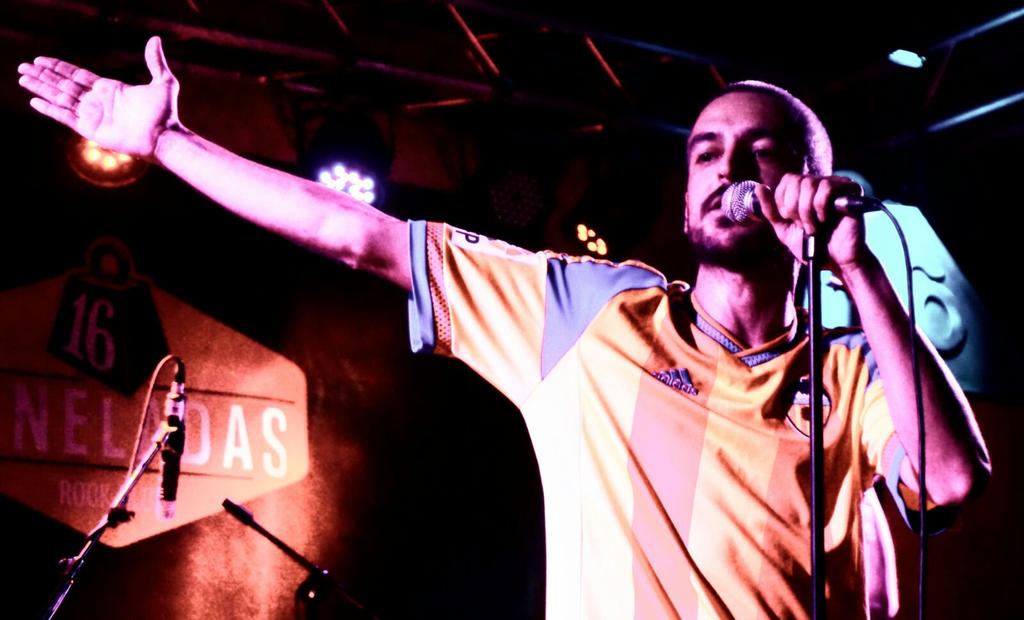 "Cuentan las palabras que el viento se las llevo, sólo deseaban conquistar tu corazón" #purapoesia #valenciaenllamas