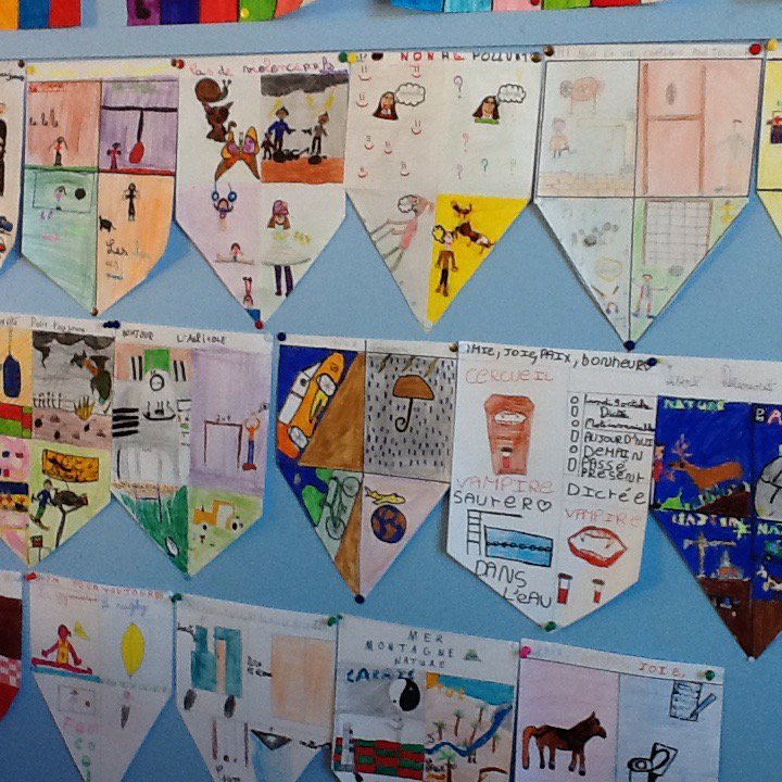 voilà les blasons de notre classe il représente  chacun de nous.Maëva 😉 Charlotte💐