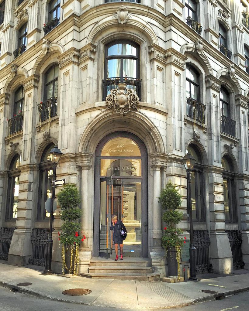 levieuxmontreal's tweet photo. #femmeduvieux aperçue devant @HotelGault  par notre #igersmtl invité, @Alexis__GR #vieuxmontreal #mtlmoments #tgif https://t.co/gNoHe1liO7