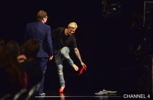 PfollowJBHelp's tweet photo. COMO VOU TE DEFENDER AGORA? @JUSTINBIEBER #OneWeekUntilPURPOSE DIA 13 É DIA DE JUSTIN BIEBER https://t.co/HXunf2kPRD
