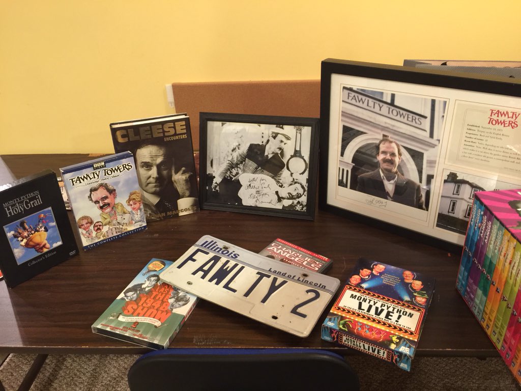 SomethnNew25's tweet image. .@Ask_for_Steve is a little excited to meet @JohnCleese at @AthenaeumTheatr tonight #SecondRow