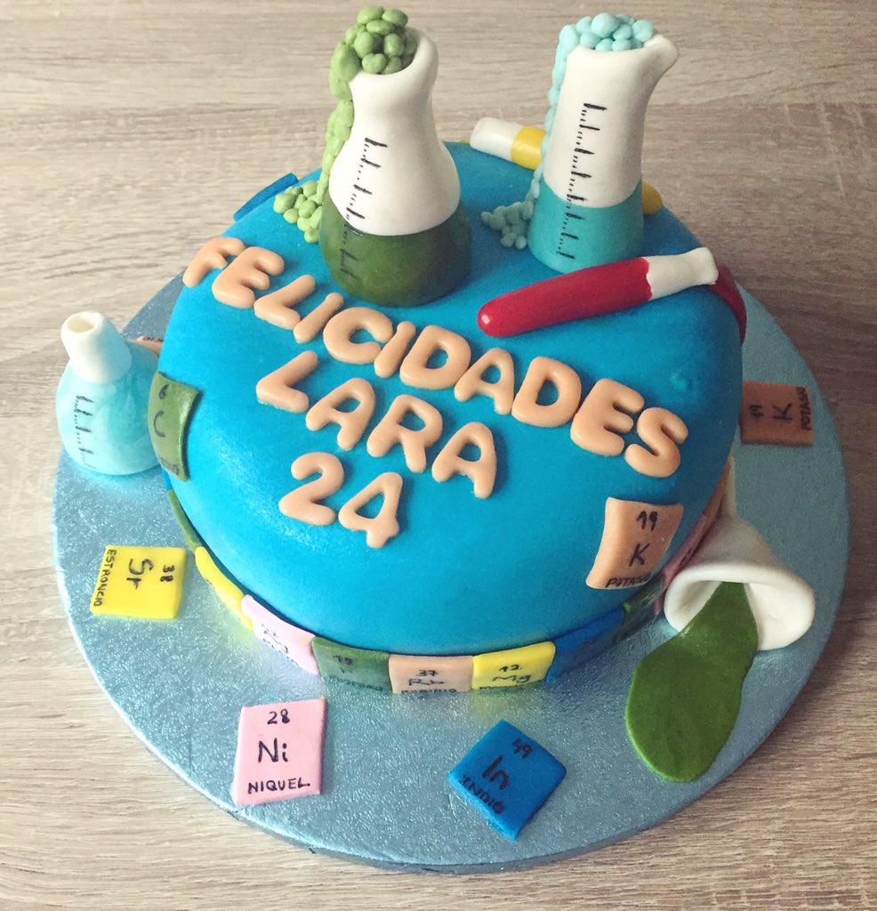 PBisous's tweet photo. Hasta Madrid se va esta tarta! Esperamos que a Lara le guste! Felicidades!! https://t.co/9IiuT2KeWC