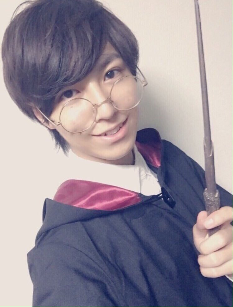bt___0923's tweet photo. なぁ、見て見て！ハリーポッターになってみたで♪
意外と似合うやろ？(^^)
みんなに幸せの魔法をかけるで〜 https://t.co/6KGznacW80