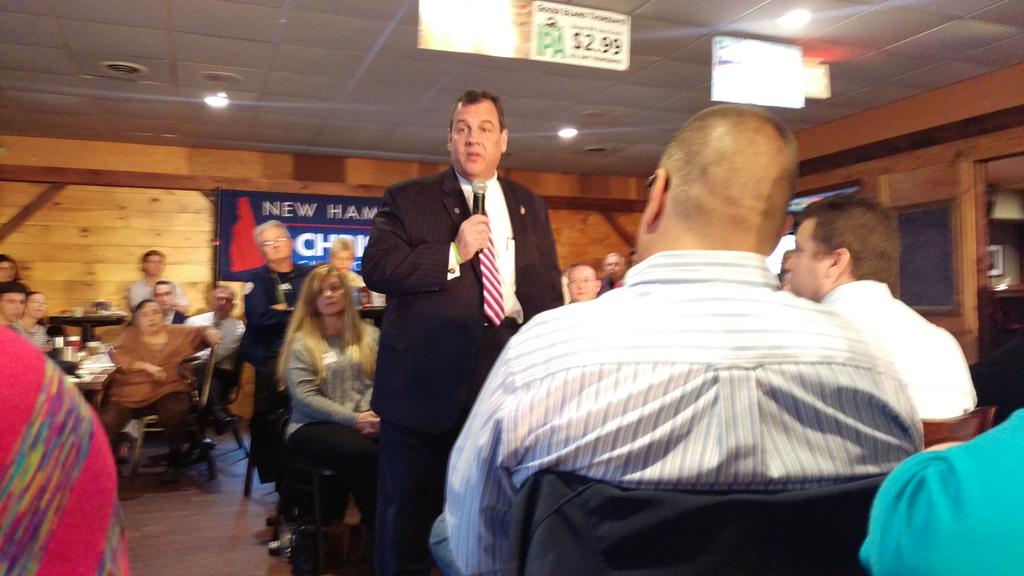 deztroyah's tweet photo. #ChrisChristie at #KellysRow in #somersworthNH @FostersDailyDem https://t.co/tUaZ04Q0MC
