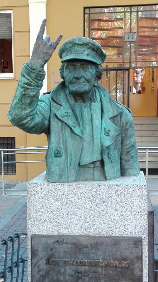 Resultado de imagen de estatua abuela rockera de vallecas imagenes