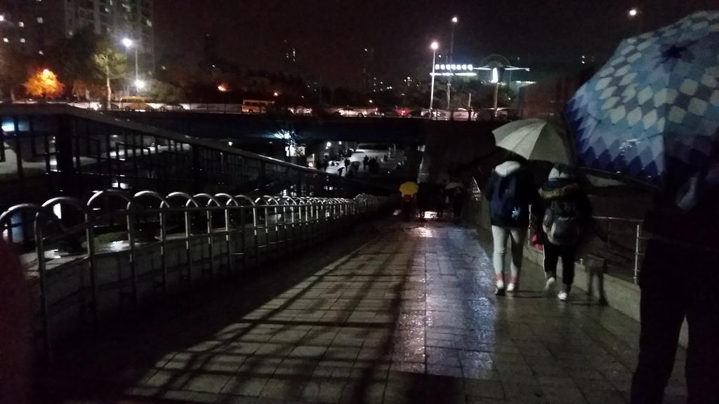 melon32123's tweet photo. 멜뮤 초대권과 일반석 명단 , 밤샘줄 올림픽공원 입구 cu건녀편 정자 아래편으로 내리막길 내려오시면 있습니다 

#멜뮤 #멜론어워즈 #멜론뮤직어워드 #밤샘 #초대권 #일반석 #밤샘명단 https://t.co/s4QN99n2NH