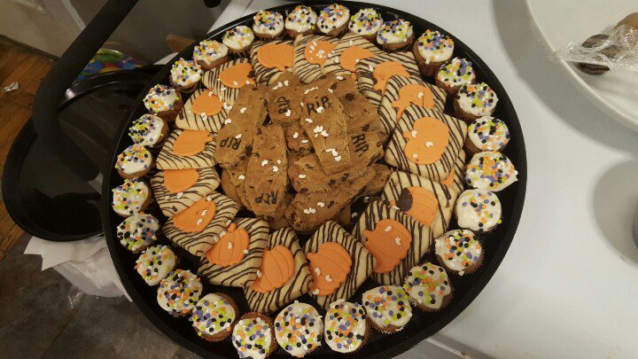 Q_Events's tweet photo. #graveyardcake #halloweencatering https://t.co/SQrKwqhjDw