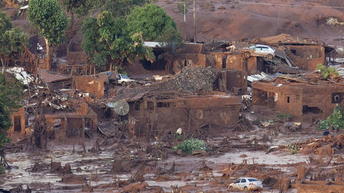 LANACION's tweet photo. Un pueblo en Brasil quedó sepultado bajo lodo tóxico: hay 17 muertos y buscan sobrevivientes https://t.co/GMpTUagdSU https://t.co/jj6eySKUre