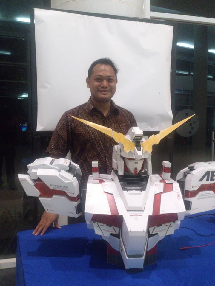 alexrahardi's tweet image. Robot Gundam buatan #KomunitasRobot @UMN_Serpong ini bisa bergerak lho #Robot #Gundam #Arduino #Maker