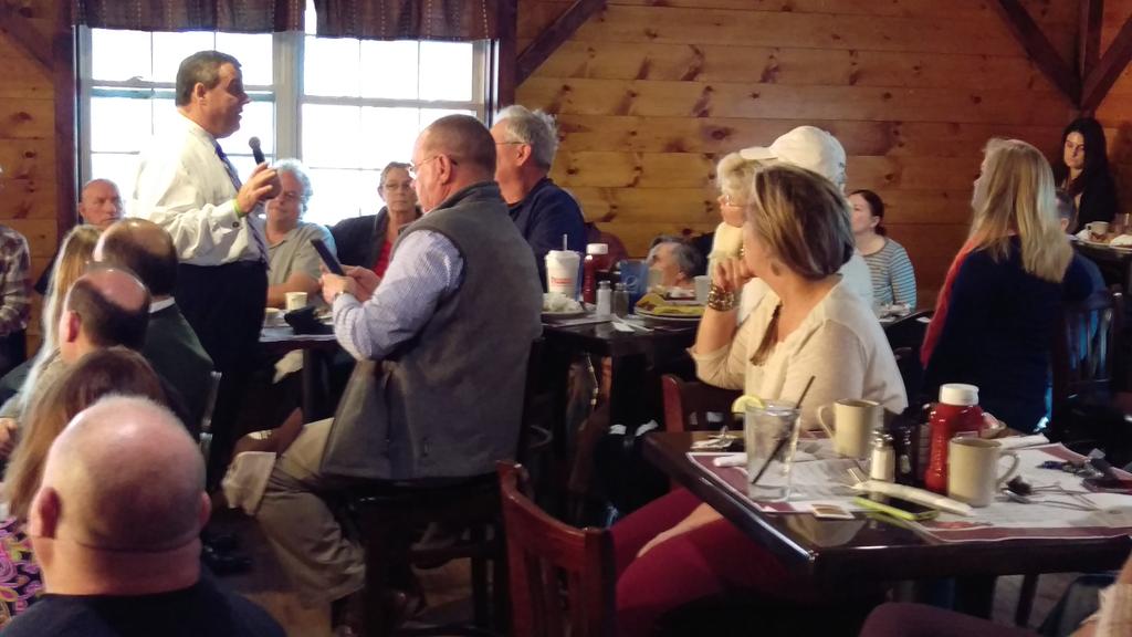 deztroyah's tweet photo. #ChrisChristie visits #KellysRow in #somersworthNH @FostersDailyDem https://t.co/PgCkIq2bBF