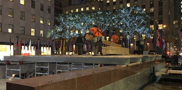 C5N's tweet photo. Desde hoy brillará un nuevo árbol de Navidad en el @rockcenternyc en Nueva York. El mismo pesa 10 toneladas https://t.co/pfSIPLbAkL