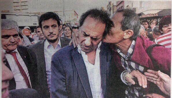 ZarCasmo2's tweet photo. Daniel Scioli va a eliminar la pobreza porque no se la banca más. https://t.co/AvTxSl45ut