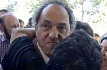 ZarCasmo2's tweet photo. Daniel Scioli va a eliminar la pobreza porque no se la banca más. https://t.co/AvTxSl45ut