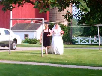 This Bride Was About To Walk Down The Aisle When She Spotted An Unexpected Guest
twnewsjp.com/page.php?id=978