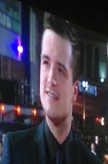 Zoe7030's tweet photo. Glitzy night in #LeicesterSq,@TheHungerGames Premier #MockingjayPart2 #MockingjayUK #lovetriangle #needamatchmaker? https://t.co/txAvO63Zc8