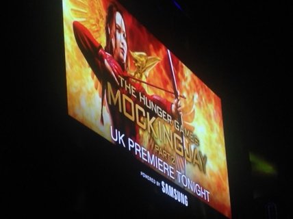 Zoe7030's tweet photo. Glitzy night in #LeicesterSq,@TheHungerGames Premier #MockingjayPart2 #MockingjayUK #lovetriangle #needamatchmaker? https://t.co/txAvO63Zc8