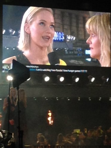 Zoe7030's tweet photo. Glitzy night in #LeicesterSq,@TheHungerGames Premier #MockingjayPart2 #MockingjayUK #lovetriangle #needamatchmaker? https://t.co/txAvO63Zc8