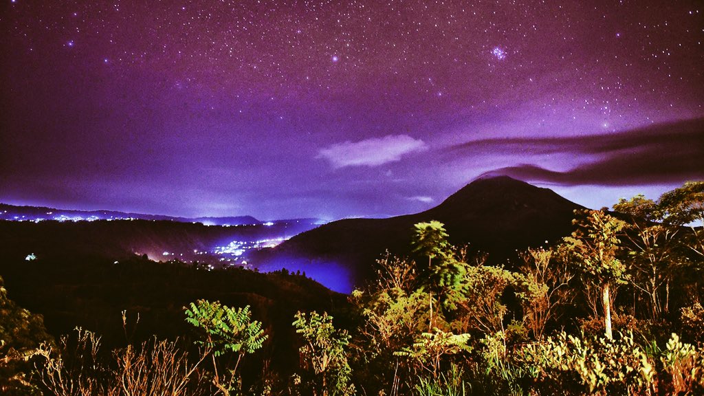 _maman23's tweet photo. The view from my stay in Kintamani. Starry night🌌 https://t.co/x652AoH8Iy
