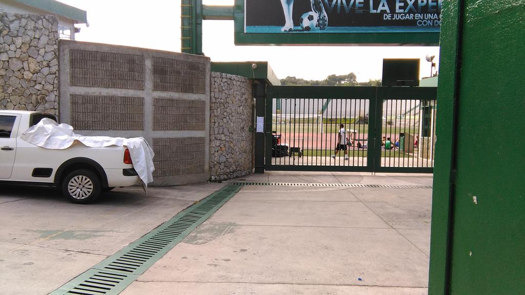Marce_morales23's tweet photo. Comunicaciones ya entrena, pero lo hace a puerta cerrada. #Apertura2015 https://t.co/Zp289Gm5vQ