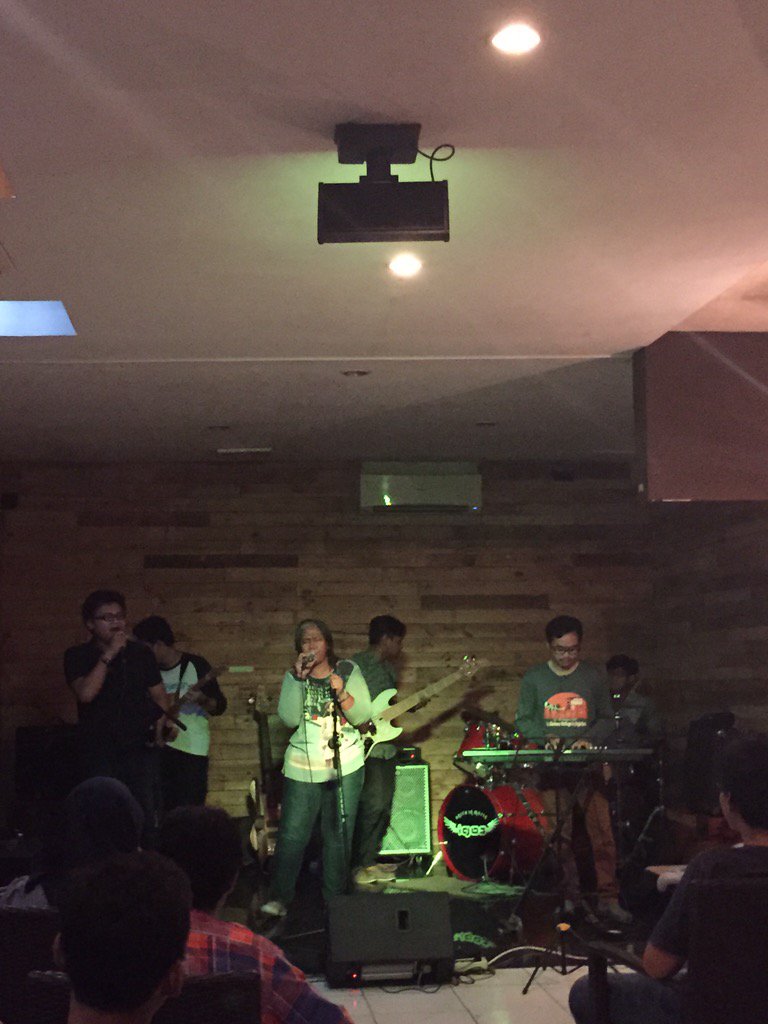 Tante Yuli on stage, pembina tercinta ITS Jazz😊😊