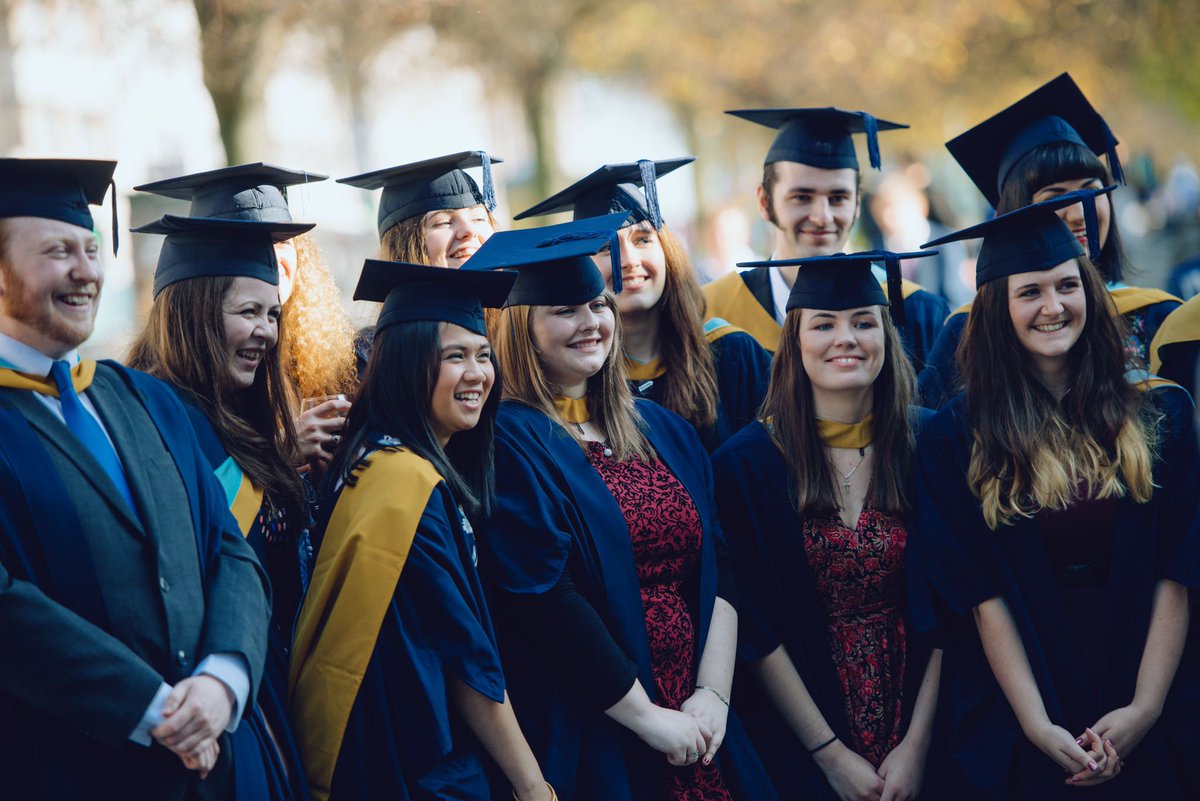 artsuniplym's tweet photo. See our gallery of beautiful images from this year's fantastic graduation – online now 🎉🎓 https://t.co/dvpwsQXAzq https://t.co/HZuZPxlIVj