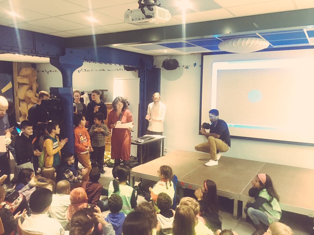 SmartCityBru's tweet image. * @BiancaDebaets and @karelvinck hand out diplomas to Brussels' next generation of coders! #capitaldigital