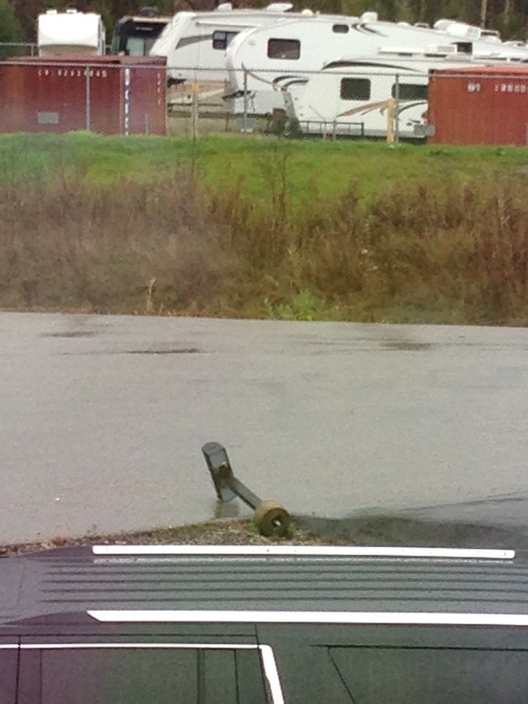 Madison__County's tweet image. Not the mailbox!!! Be safe out there everyone! #windy #ReallyWindy #Storm #Orillia