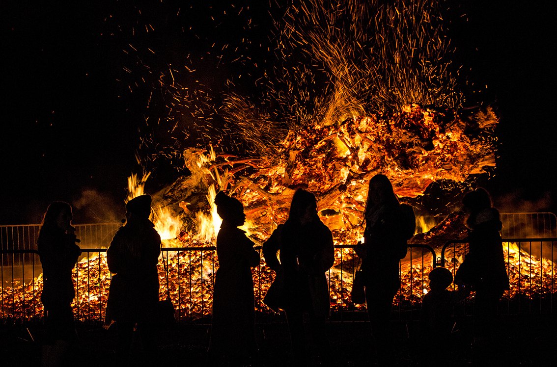 Stephen Garnett (@stephenjgarnett) on Twitter photo Guy Hindley <a href="/RibblesdalePark/">Ribblesdale Park</a> for putting on a fabulous free #bonfire #FireworkDisplay #Gisburn Guy Hindley <a href="/RibblesdalePark/">Ribblesdale Park</a> for putting on a fabulous free #bonfire #FireworkDisplay #Gisburn