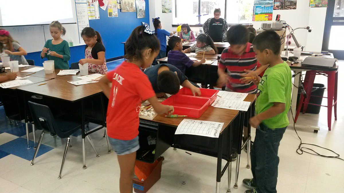 RussellCamacho6's tweet photo. Students learning about physical properties sink and float. https://t.co/oPXya89Ex8