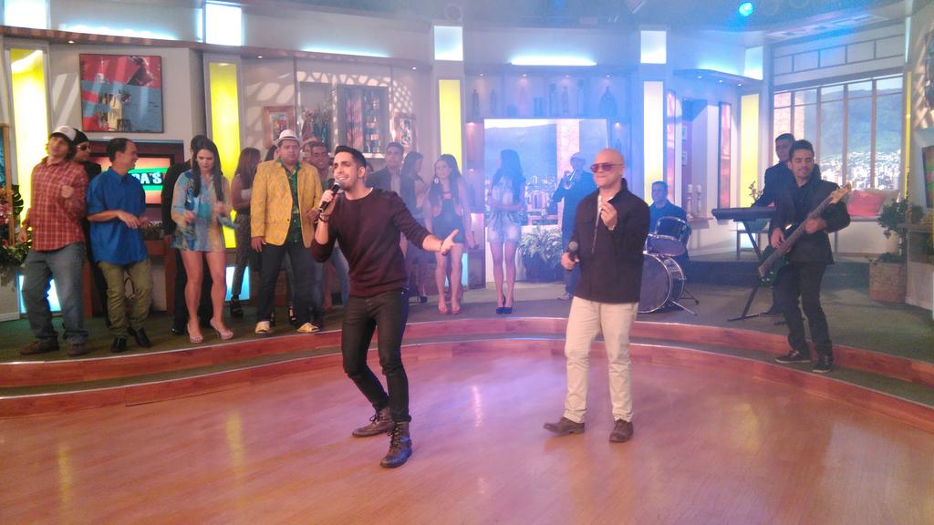 portadas_vv's tweet photo. #BuenViernes en #Portadas con @BenavidesMusic y @nelsonarrieta7! https://t.co/4TSvnLrsCh