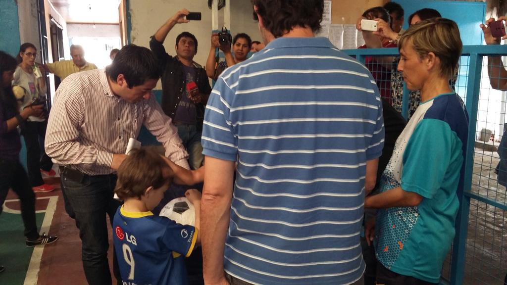 diarioph_'s tweet photo. @Nardini_Leo entrega material deportivo en Sociedad de Fomento Villa de Mayo. https://t.co/QS5Jj8pzZD