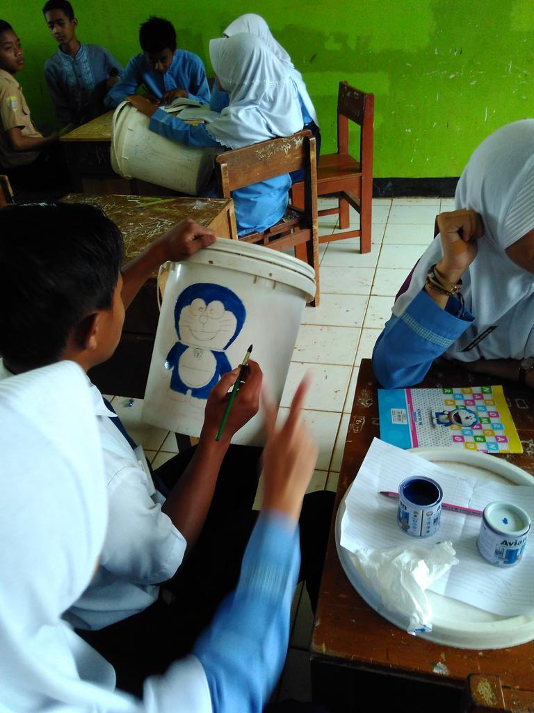 futu_giri's tweet photo. Praktek sbk. #tong sampah lukis https://t.co/zCt2ewfGKh