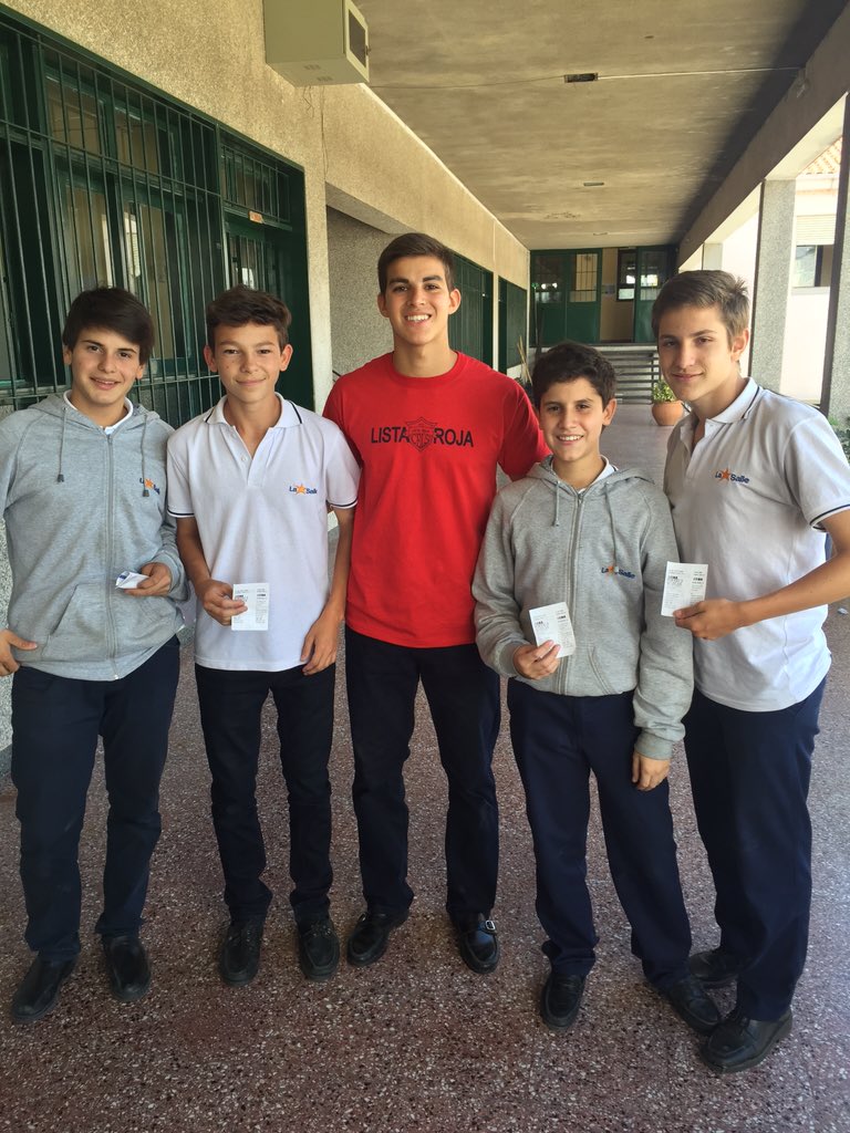 CELS_Roja's tweet photo. Primer entrega de las entradas. Felicitaciones! #ElCELSSomosTodos https://t.co/RW6Sn4obUf