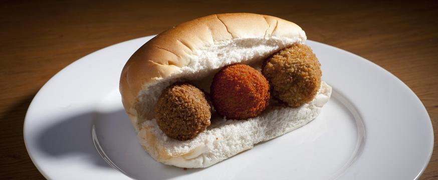 Een ode aan de lekkerste minisnack: de bitterbal upcoming.nl/kim/14876/een-…