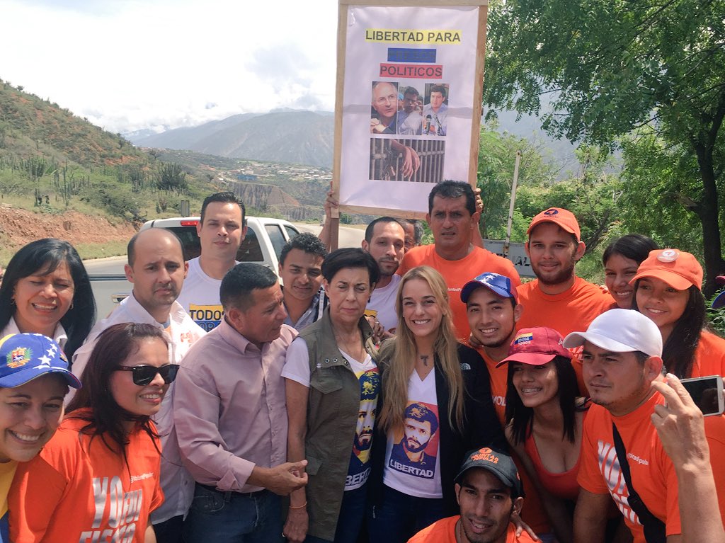 liliantintori's tweet photo. En la vía encontramos la solidaridad de nuestra gente de Lagunillas, municipio Sucre de Mérida #PorLaLibertad https://t.co/KDJwQvC6bx