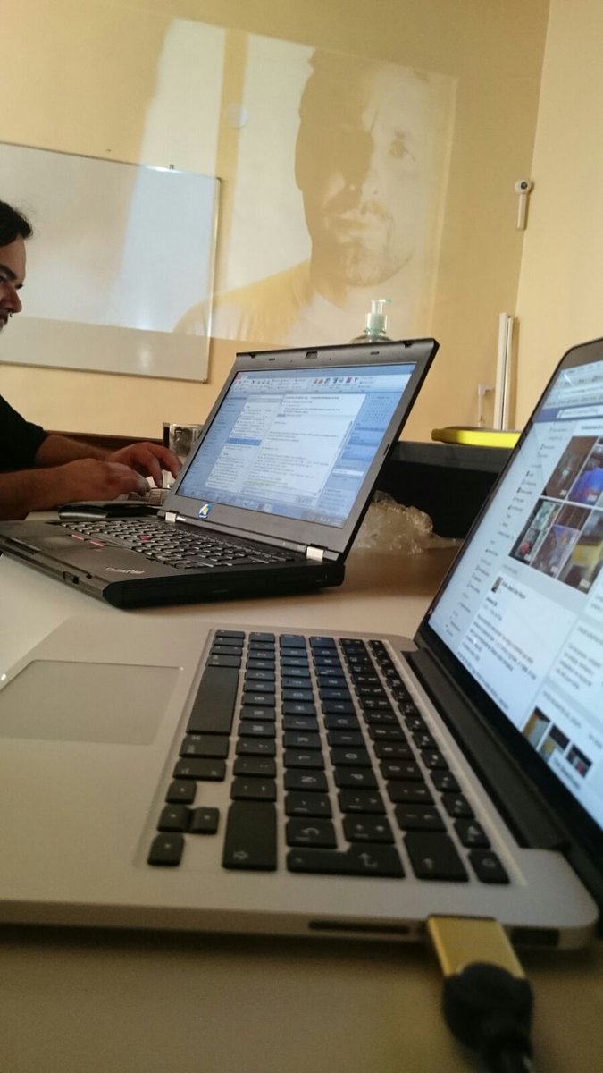 EscuelaDevRock's tweet image. Viernes en #DevRock se proyectan videos en el wall para poner todas las pilas y cerrar los programas de los cursos.