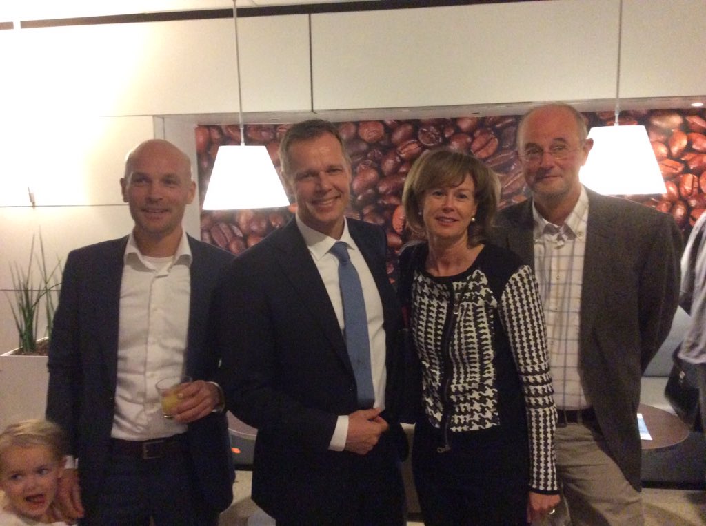 JosToebes's tweet photo. Gefeliciteerd, 4 teammanagers van het ROC van Twente die de master opleiding Integraal Leiderschap hebben afgerond. https://t.co/X3QZoHZFEK