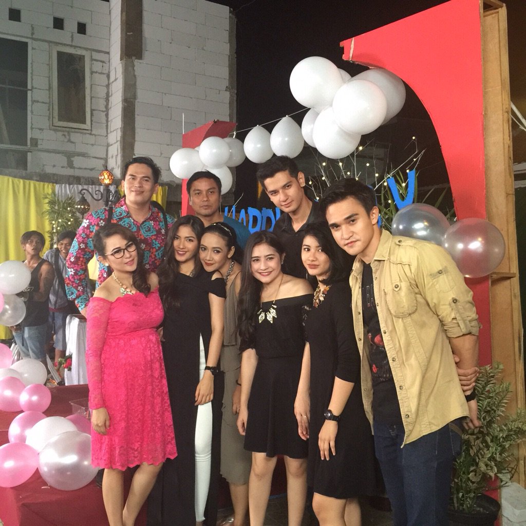 adhityaalkatiri's tweet photo. Family .. 🎥🎬😁 https://t.co/brsN9Mq62p