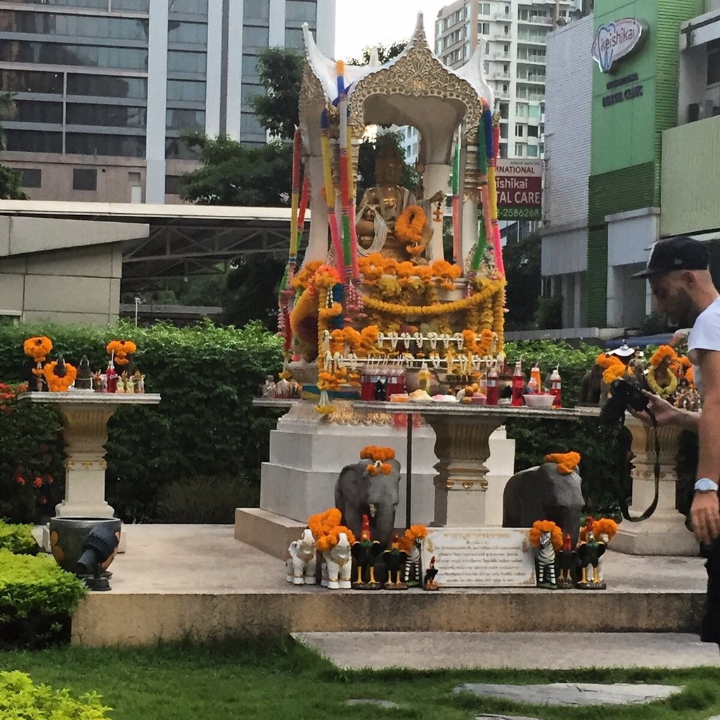 GianVarchetta's tweet image. #Bangkok : Tra #altari &amp;amp; #grattacieli. ... Vittime del #jetlag! #Thailand #travel #viaggi