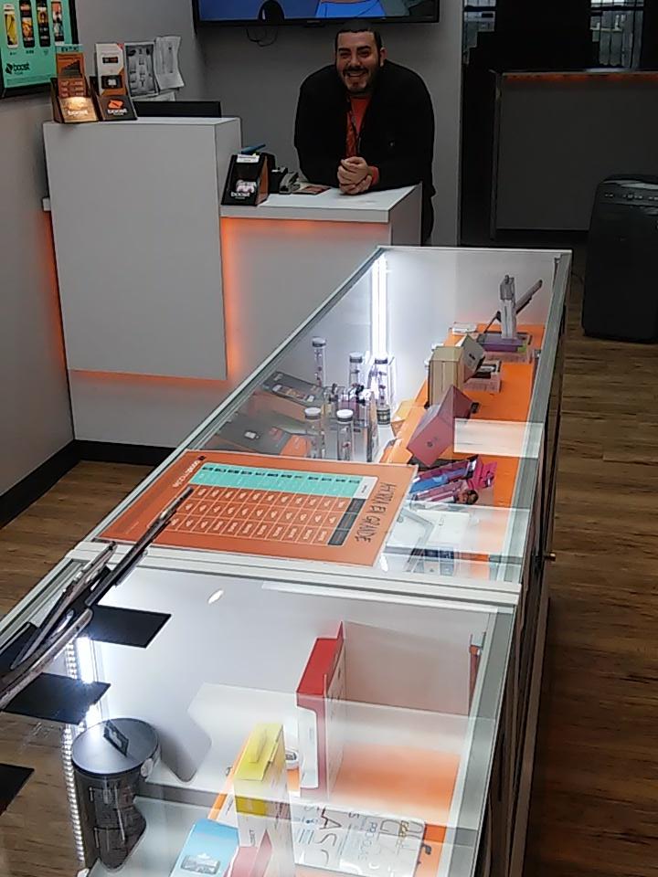 MobileFactoryUC's tweet photo. Manny hard at work! #boostitup #boostisatitagain #FridayFeeling @SPG_CROD https://t.co/opxOCLrGxX
