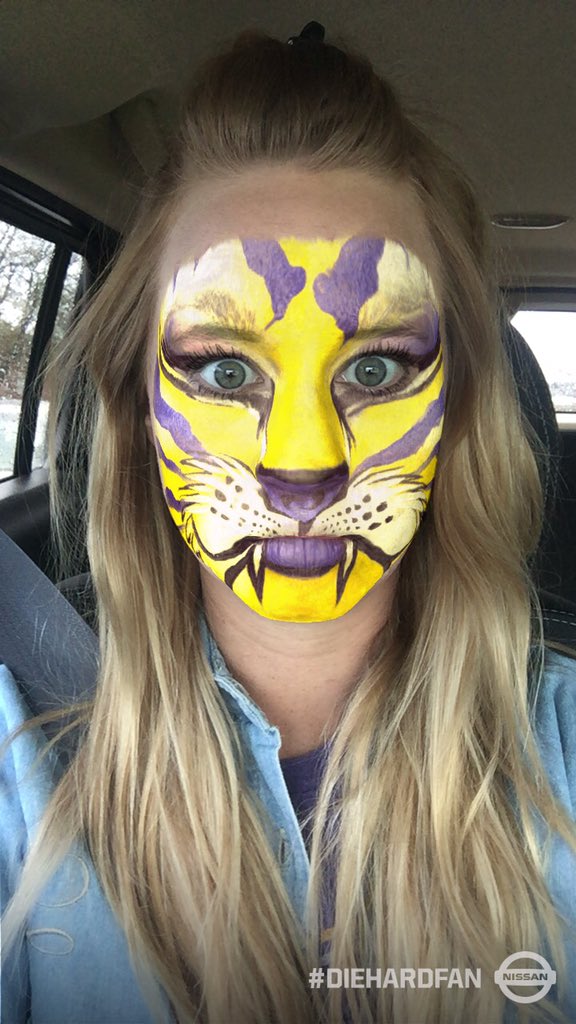linsdavis's tweet photo. Be cool and paint your face with Nissan's #DieHardFan app @_fournette @bharrisqb1 @LSUCoachMiles #tigers https://t.co/SdPkTXz5uC