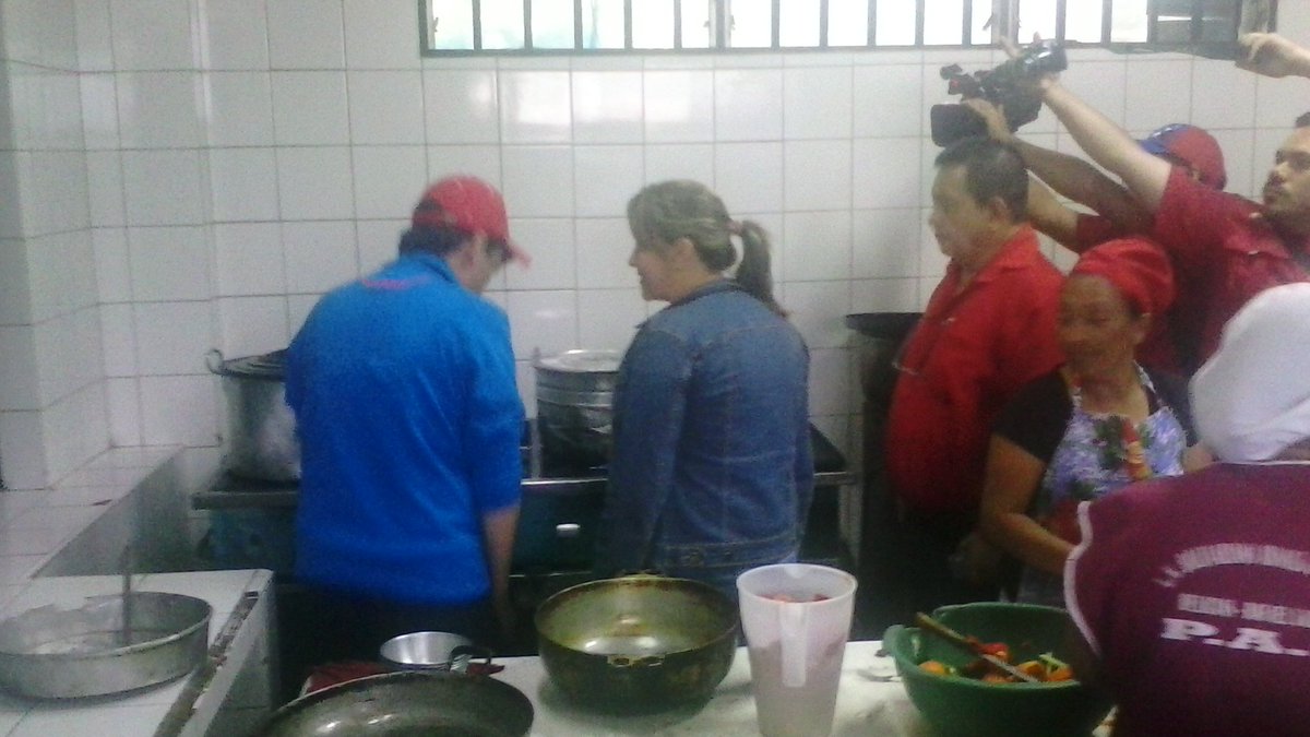 <a href="/rodulfohumberto/">Rodulfo H. Pérez H.</a> <a href="/DCMETACHIRA/">DCMETACHIRA</a> <a href="/YaniskaValla/">Yaniska Valladares</a>  <a href="/vimi3v/">Vilma Vivas</a> visita del candidato Nestor Sayago a la UEN Arnoldo Gabaldon